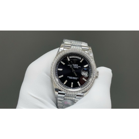 Sunday Calendar series women's watch, black dial, silver bezel, 36mm, with diamond-set silver President-style bracelet.